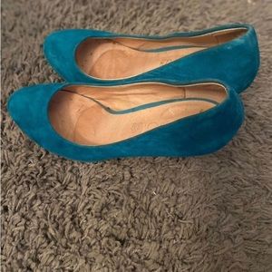 Aldo medium  Heels turquoise suede
Exterior is in good condition